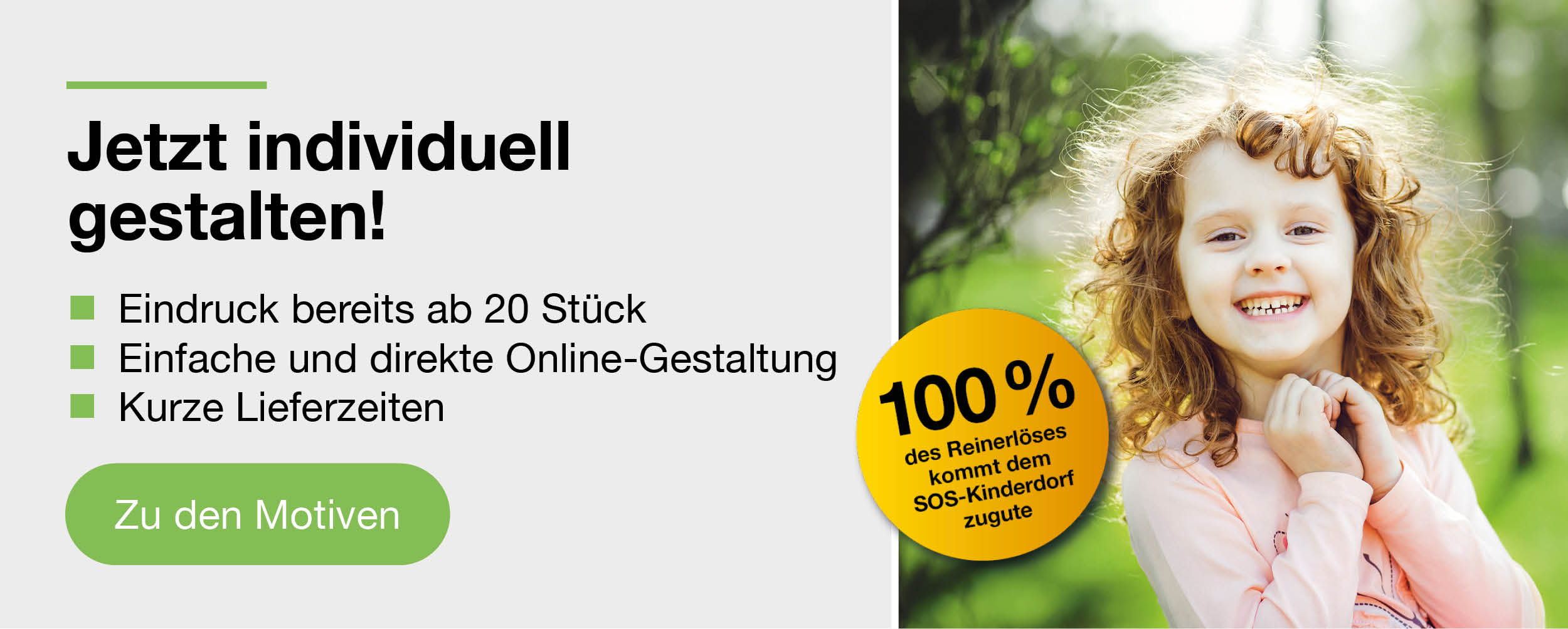 Kind blickt in die Kamera, Person schreibt Karte. Teaser: 100% Reinerlos kommt dem SOS Kinderdorf zugute.Rabatt.